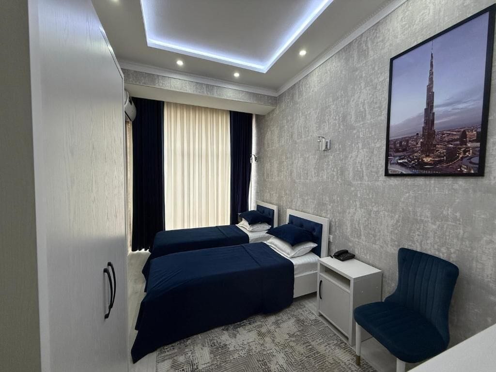 Quarto duplo básico, vista para a cidade | Frigobar, cofres nos quartos, escrivaninha