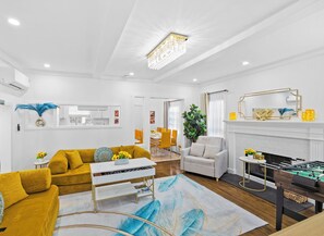 Smart TV, chimenea, futbolito y tenis de mesa 