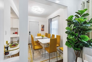 Dining - Beautiful Renovated House in the Heart of Napa 6 beds 4 bedrooms 2 bathrooms (Napa, California, 94559)