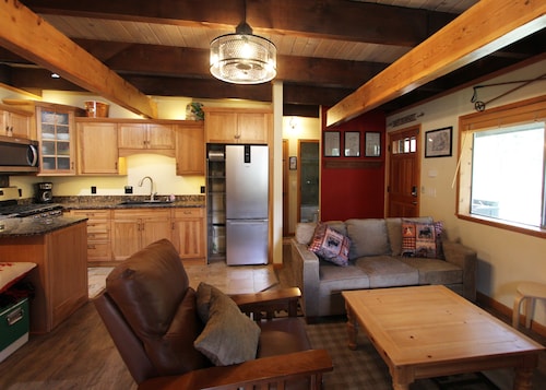 Stateline Condo w/ Hot Tub & Stunning Views | HNC0628