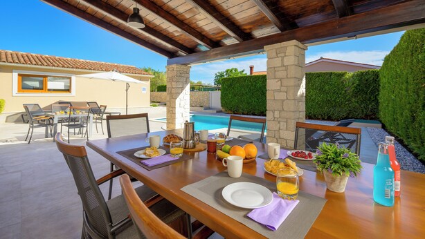 Outdoor dining - Villa Zara (Istria - Sveti Kirin) (Sveti Kirin)