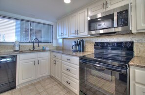 Refrigerador, microondas, horno, placa de cocina