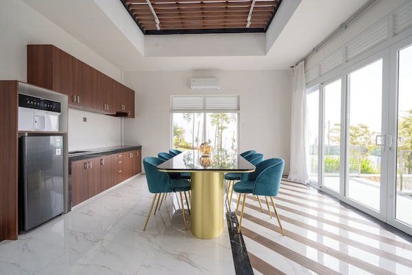 Villa Deluxe, balcon, vue montagne | Cuisine privée | Grand réfrigérateur, lave-vaisselle