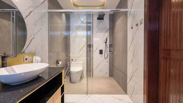 Biệt thự dành cho gia đình, ban công | Phòng tắm | Bồn tắm và buồng tắm vòi sen riêng, máy sấy tóc, khăn tắm, xà phòng