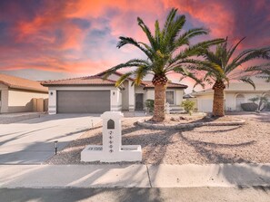 Property grounds - 40+ Hot Sun Lakes Golf, Hang, Amenities Galore, Explore! (Sun Lakes)