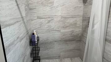 Secador de pelo, toallas, jabón, papel higiénico