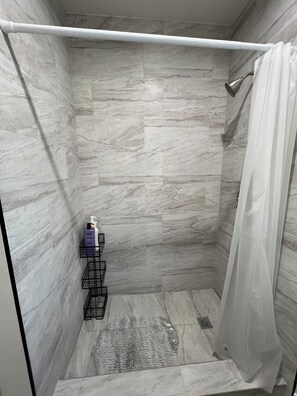 Hårtork, handdukar, tvål och toalettpapper