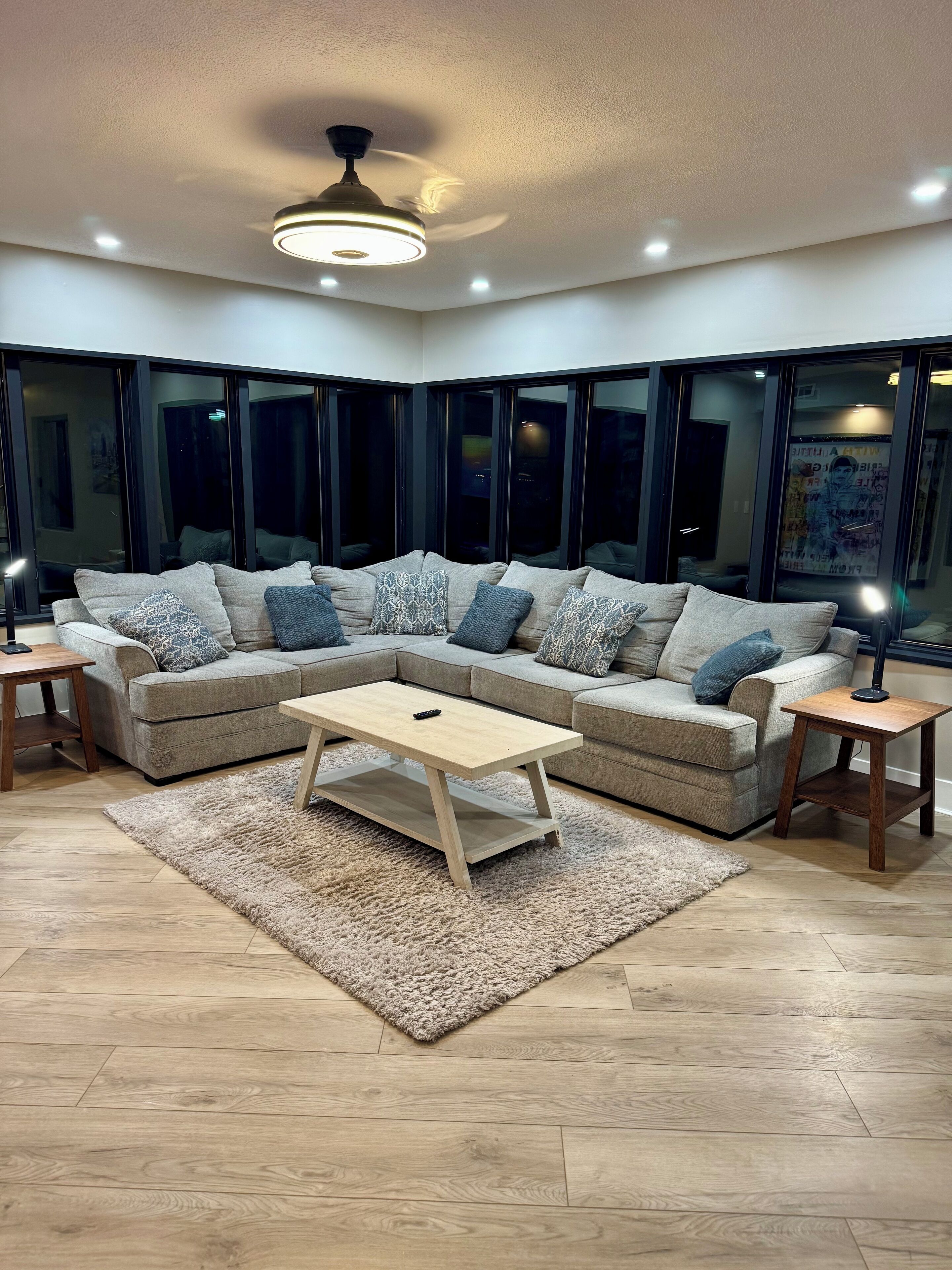 Een smart-tv, een open haard, boeken en een stereo