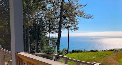 Stunning modern 3BR, 2BA Oceanside Bluff Retreat in Trinidad, California