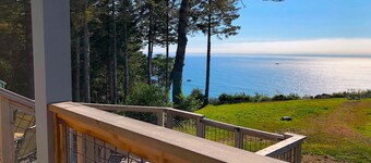 Stunning modern 3BR, 2BA Oceanside Bluff Retreat in Trinidad, California