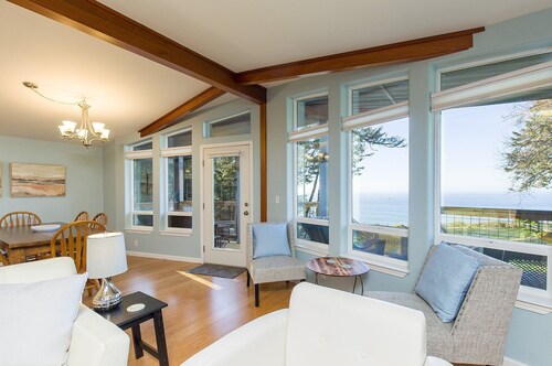 Stunning modern 3BR, 2BA Oceanside Bluff Retreat in Trinidad, California
