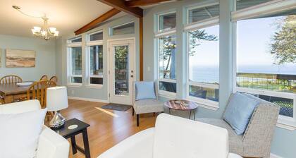 Stunning modern 3BR, 2BA Oceanside Bluff Retreat in Trinidad, California