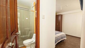 Quarto família, 1 quarto | Banheiro | Chuveiro, chuveiro com efeito de chuva, produtos de toalete grátis