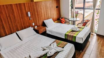 Habitación familiar, 1 habitación | Mobiliario individual y espacio para trabajar con un portátil