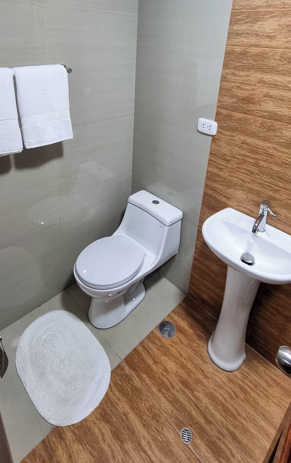 Shower, rainfall showerhead, free toiletries, hair dryer - Velvet Residence Cusco (Cusco)