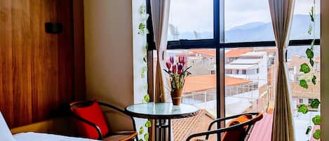 Chambre Double Standard, vue ville | Ameublement personnalisé, espace de travail pour ordinateur portable