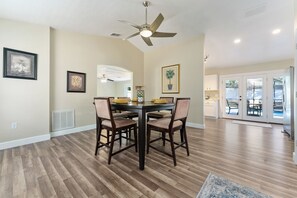 Familiehus, 3 soverom, privat basseng | Spisestue