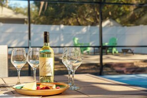 Utendørsbasseng, bassengparasoller og solsenger