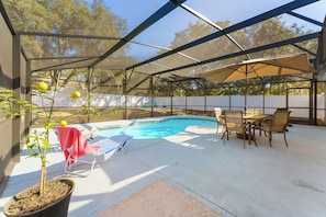 Outdoor pool, pool umbrellas, pool loungers - Vacation Home in Lady Lake (Lady Lake)