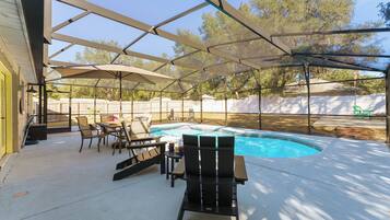 Hồ bơi ngoài trời, dù/ô trên bãi biển/hồ bơi, ghế dài tắm nắng