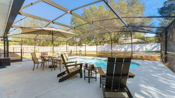 Outdoor pool, pool umbrellas, sun loungers