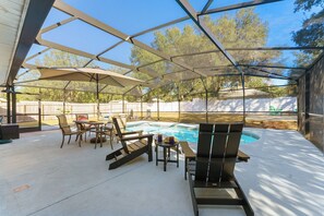 Outdoor pool, pool umbrellas, sun loungers - Vacation Home in Lady Lake (Lady Lake)