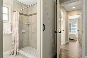 Family House, 3 Bedrooms, Private Pool | Bathroom | Free toiletries, hair dryer, towels, soap - Vacation Home in Lady Lake (Lady Lake)