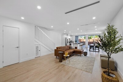 Up to 12 guest Modern Villa near Wynwood!