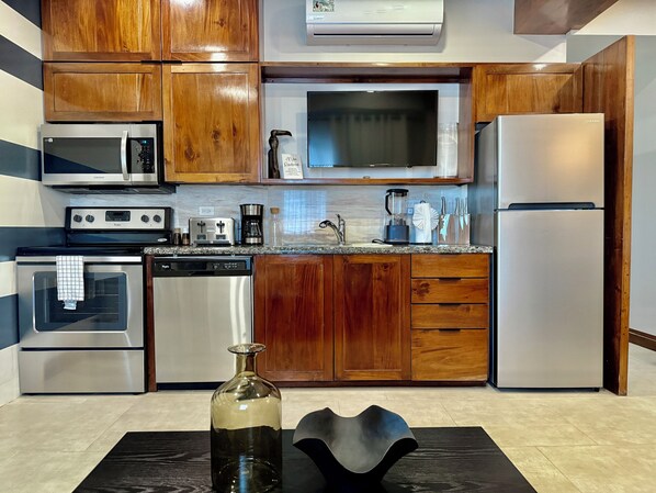 Refrigerador, microondas, horno y parrilla de estufa 