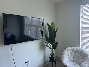 Smart TV, fireplace - Modern Cozy Studio Near Orlando’s Best Attraction + Pool  (Orlando)