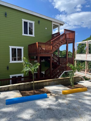 Property grounds - Charming 2-bedroom, 3 bed apartment, AC, WiFi, free parking in lovely West End (West End)