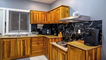 Frigorífico, microondas, placa de cocina y cafetera o tetera