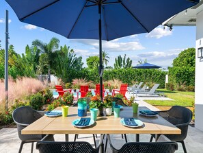 Outdoor dining - Heated Pool Escape , A Fun Fort Lauderdale Getaway Filled with Sunshine, Smiles, and Vacation Vibes! (Fort Lauderdale)
