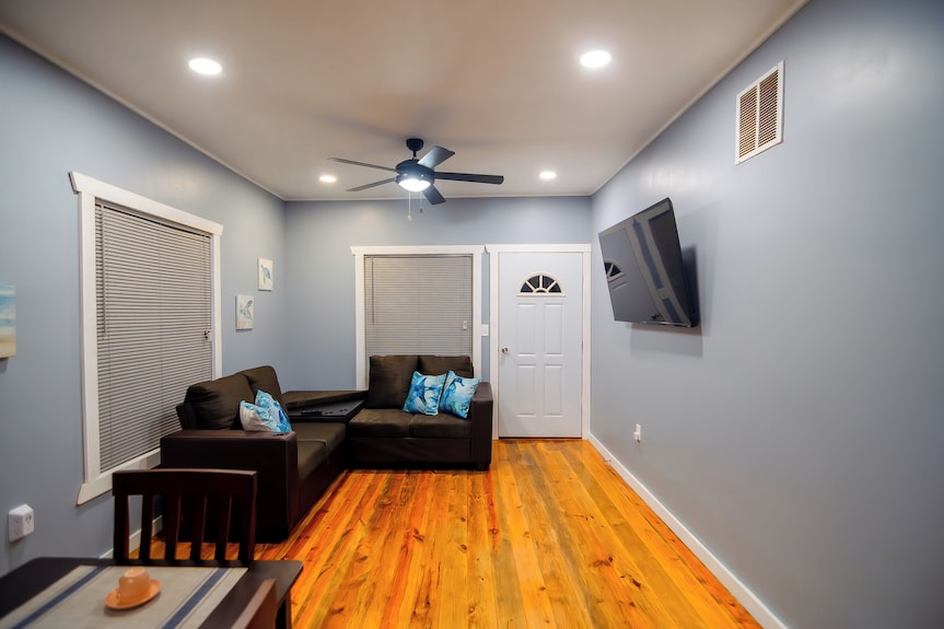 Comfortable 2-bedroom Retreat Nestled In The Vibrant West End- Apt#4 - Roatán