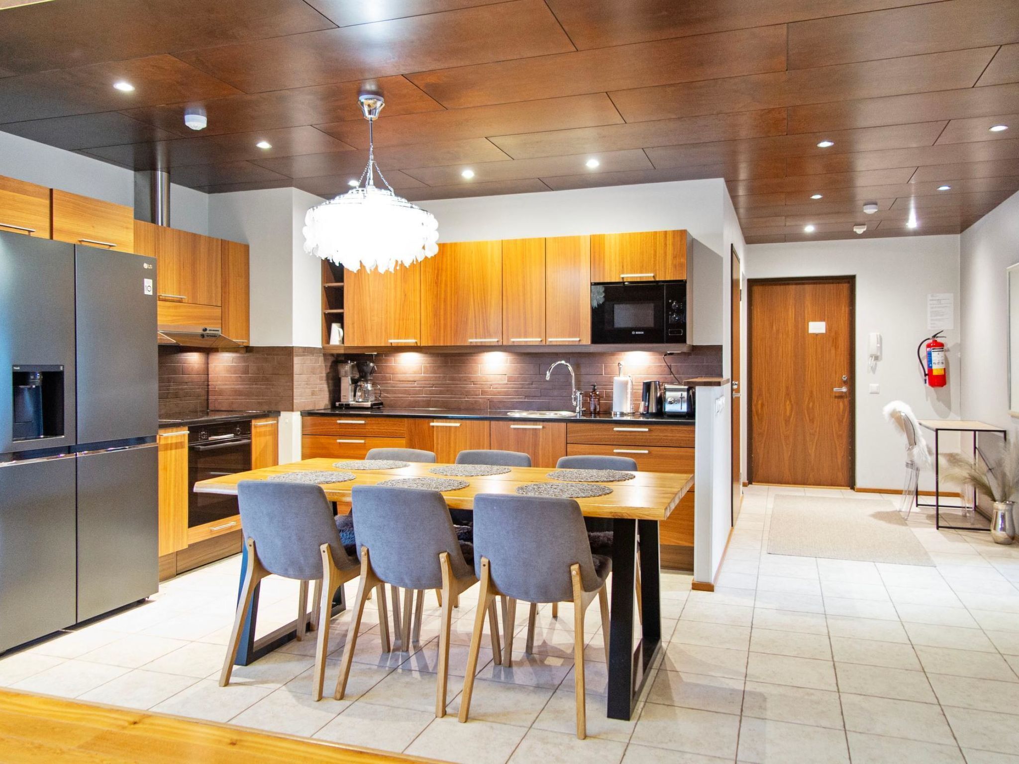 Fridge, microwave, dishwasher, cookware/dishes/utensils