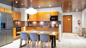 Fridge, microwave, dishwasher, cookware/dishes/utensils