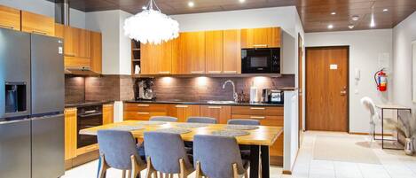 Kühlschrank, Mikrowelle, Geschirrspüler, Kochgeschirr/Geschirr/Besteck