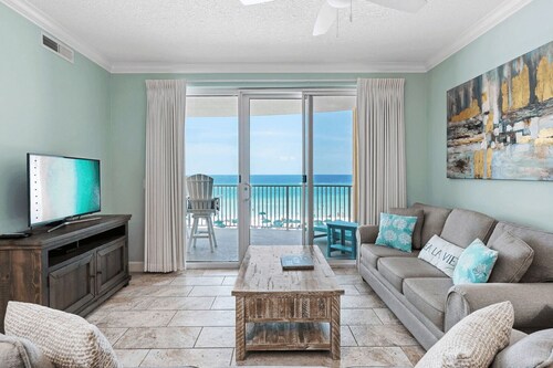 Beach Breeze by Avantstay Beachfront, Beach Chairs Included, 2 Pools!