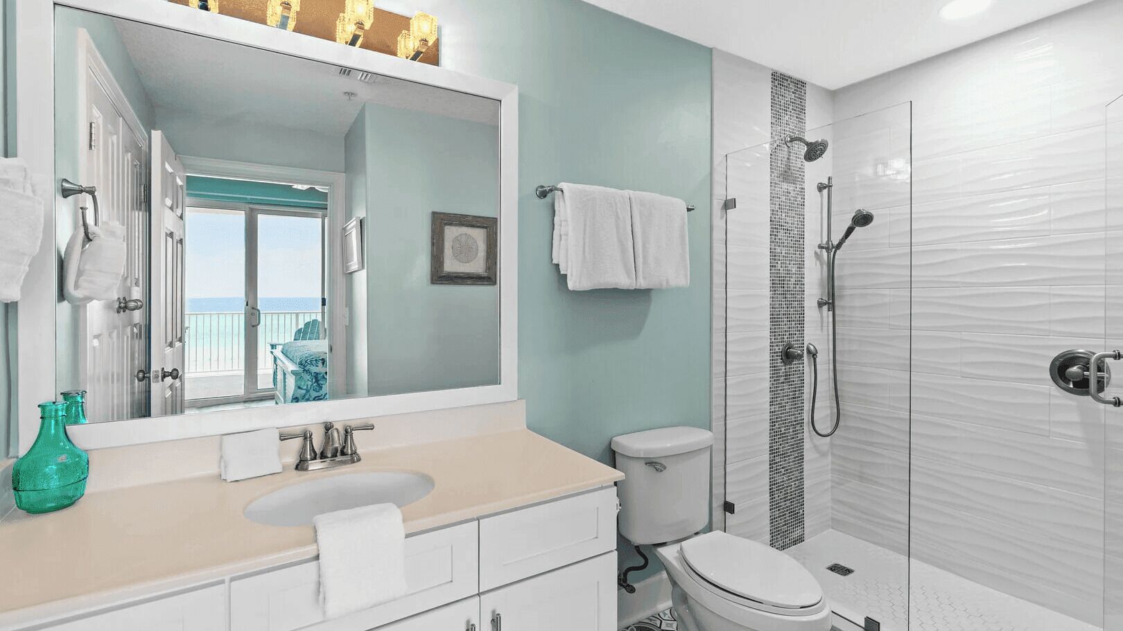Une salle de bain avec un lavabo, des toilettes et une douche.