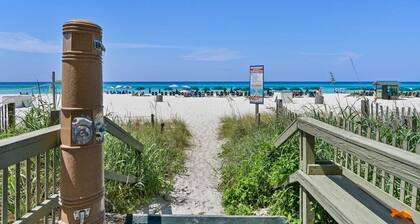 Beach Breeze by Avantstay Beachfront, Beach Chairs Included, 2 Pools!