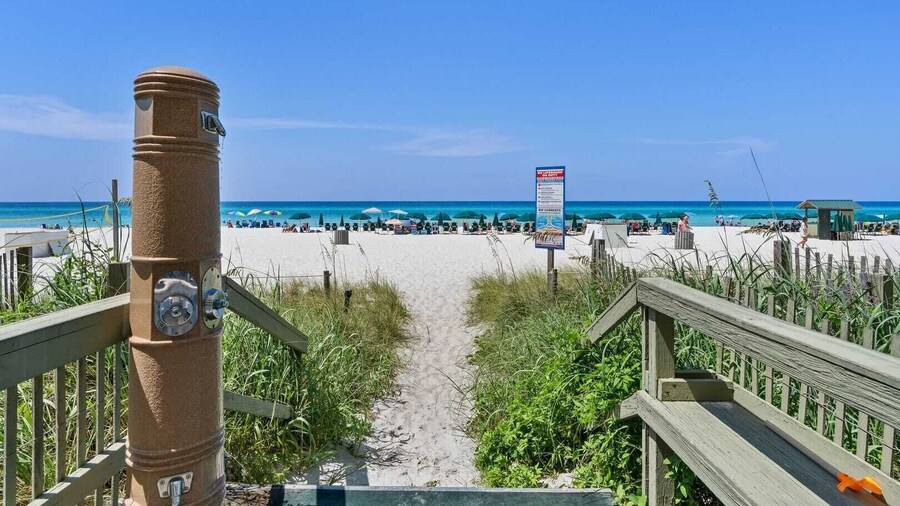 Beach Breeze by Avantstay Beachfront, Beach Chairs Included, 2 Pools!