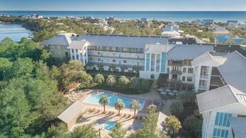 Ein Resort mit Pool, mehreren Gebäuden und Blick auf den Ozean.