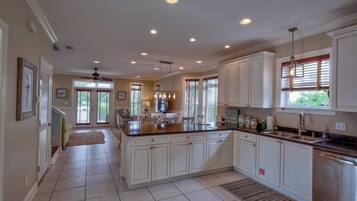 House (4 Bedrooms) | Interior