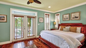 A bedroom with a bed, a ceiling fan, and a window with blinds. - 5min Walk to Beach Private Pool, Rooftop Deck A Piece of Heaven by Avantstay (Santa Rosa Beach)