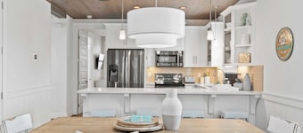 Sun by Avantstay Gulf Place Golf Cart, Pool, Bikes