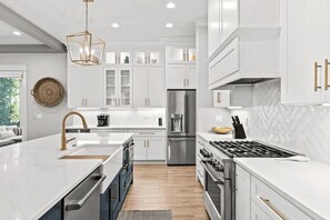 House (4 Bedrooms) | Private kitchen | Fridge, microwave, oven, stovetop - Cabana Blue by Avantstay Walk to Beach, Golf Cart+bikes Included Pool Access (Santa Rosa Beach)