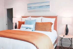 4 dormitorios y tabla de planchar con plancha