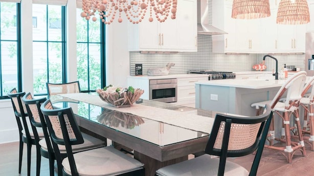 A modern kitchen with a central island, white cabinetry, and pendant lighting. - Shellom by Avantstay Newly Built, Pool Access (Santa Rosa Beach)