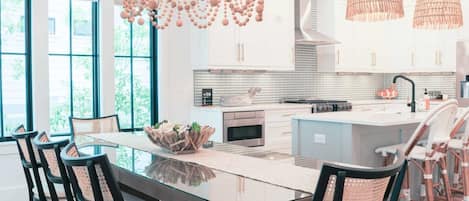 Kylskåp, mikrovågsugn, ugn och spishäll