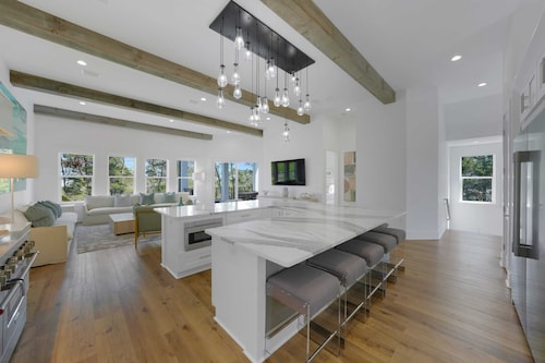 7 Bedroom Serentiy Sands Cottage with Heated Pool and Spa